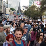 Austrálii zachvátili masové desetitisícové demonstrace proti plánovanému restriktivnímu rozpočtu