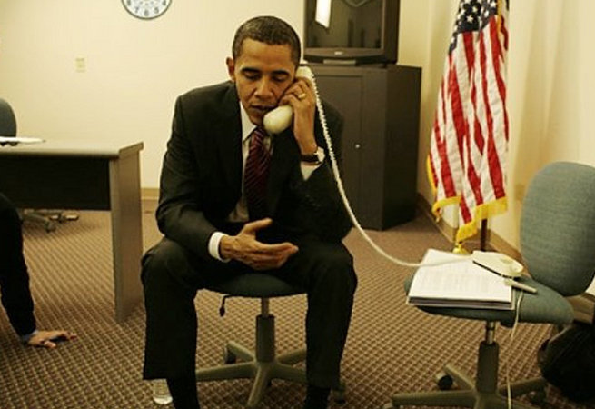 Obama se pokouší telefonovat - Telefon na stromech neznají