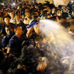 Hongkongská policie rozhání demonstranty, které finacují a organizují USA, plynem