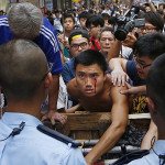Pokus o čínský majdan? Hongkongská policie zadržela osm ozbrojených demonstrantů, kteří jsou podporování a financování z USA