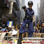 V Hongkongu zadržela policie přes 100 účastníků protestních akcí vyprovokovaných z USA