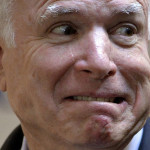 Tupý agresivní primát McCain: Hollande a Merkelová by se měli stydět